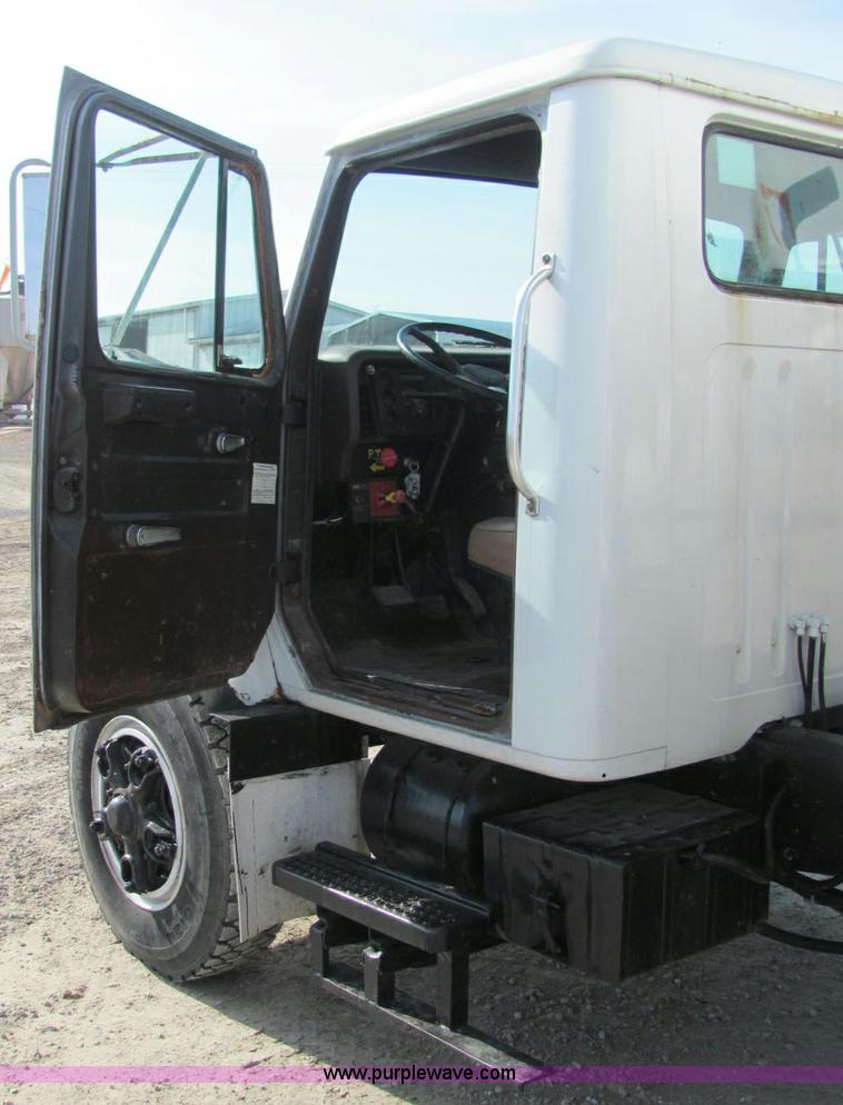 image for item C2988 1989 International S1900 fertilizer tender truck