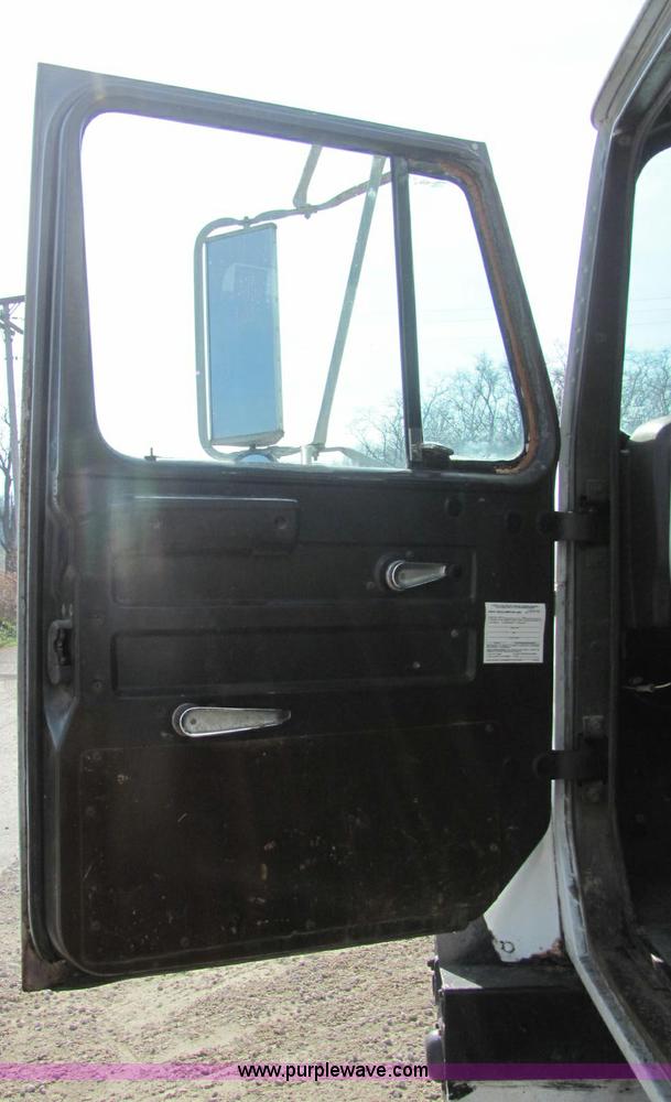 image for item C2988 1989 International S1900 fertilizer tender truck