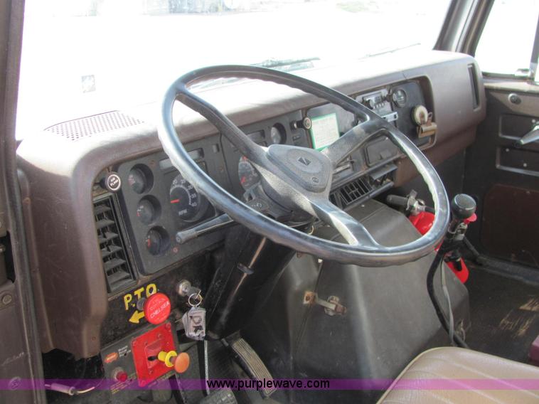 image for item C2988 1989 International S1900 fertilizer tender truck