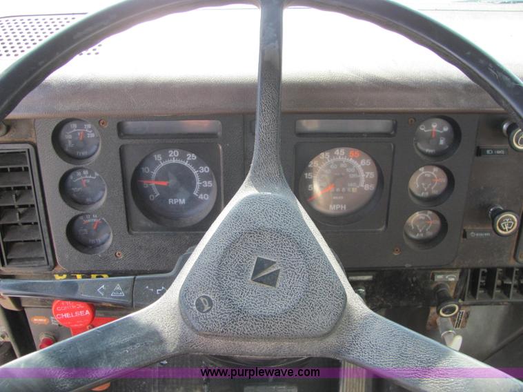 image for item C2988 1989 International S1900 fertilizer tender truck