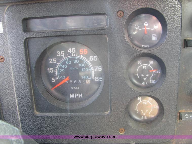 image for item C2988 1989 International S1900 fertilizer tender truck