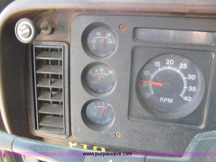 image for item C2988 1989 International S1900 fertilizer tender truck