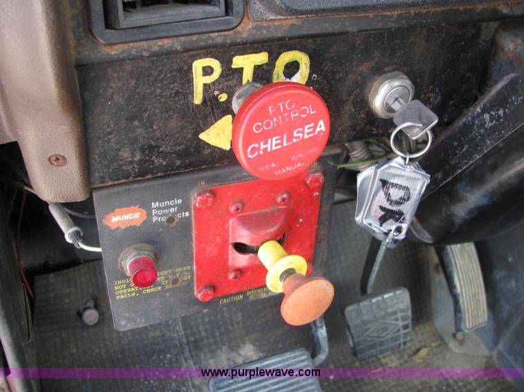 image for item C2988 1989 International S1900 fertilizer tender truck