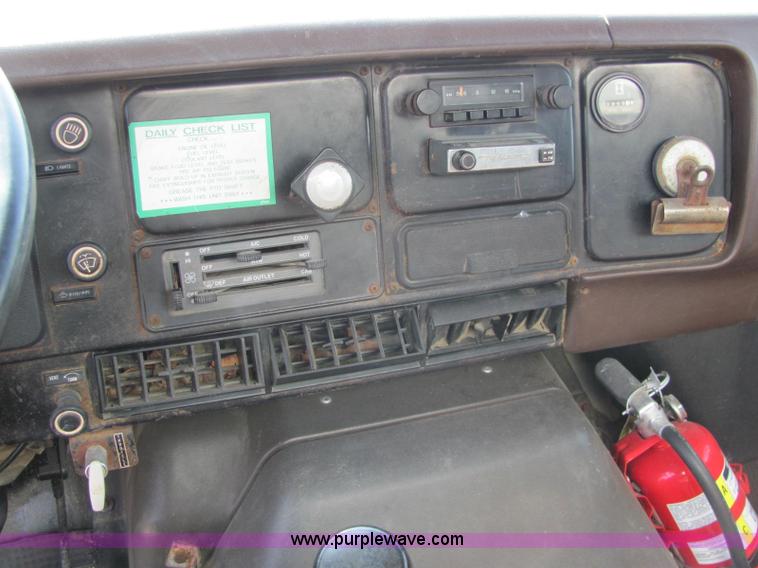 image for item C2988 1989 International S1900 fertilizer tender truck