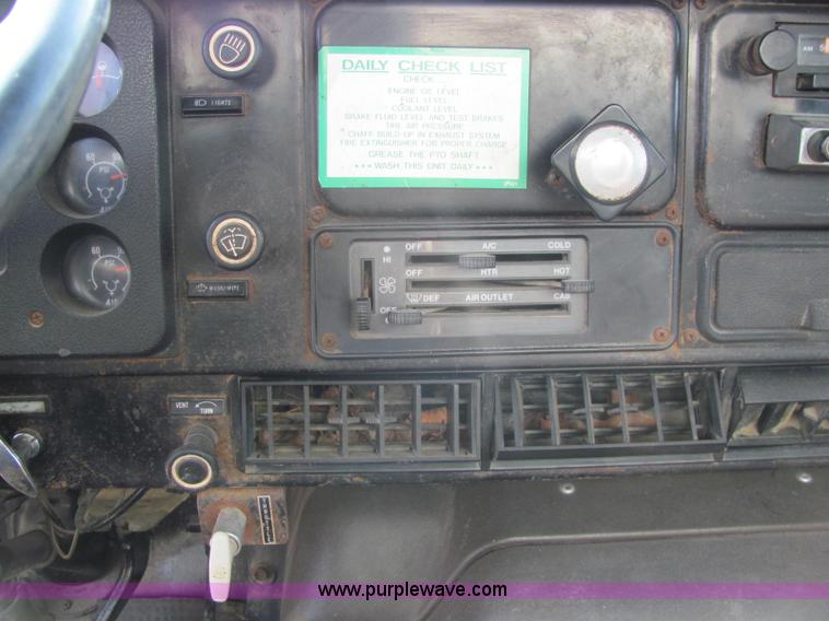 image for item C2988 1989 International S1900 fertilizer tender truck