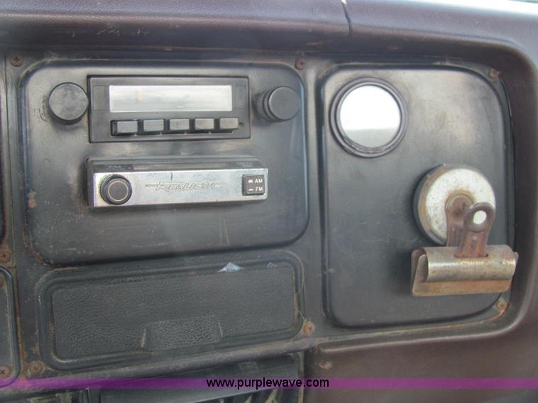 image for item C2988 1989 International S1900 fertilizer tender truck