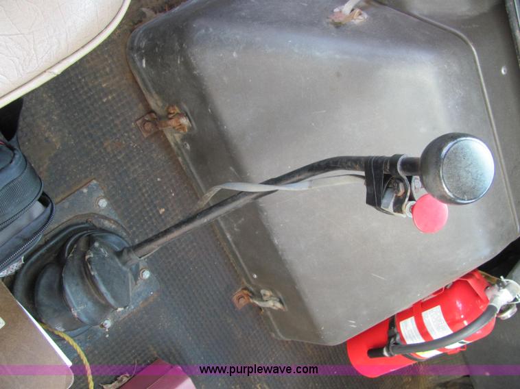 image for item C2988 1989 International S1900 fertilizer tender truck