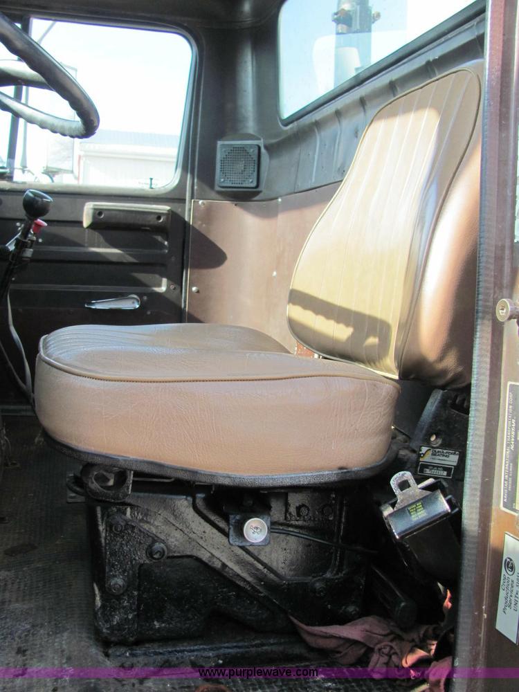 image for item C2988 1989 International S1900 fertilizer tender truck