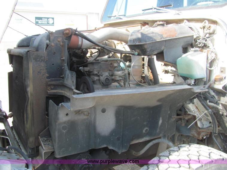 image for item C2988 1989 International S1900 fertilizer tender truck