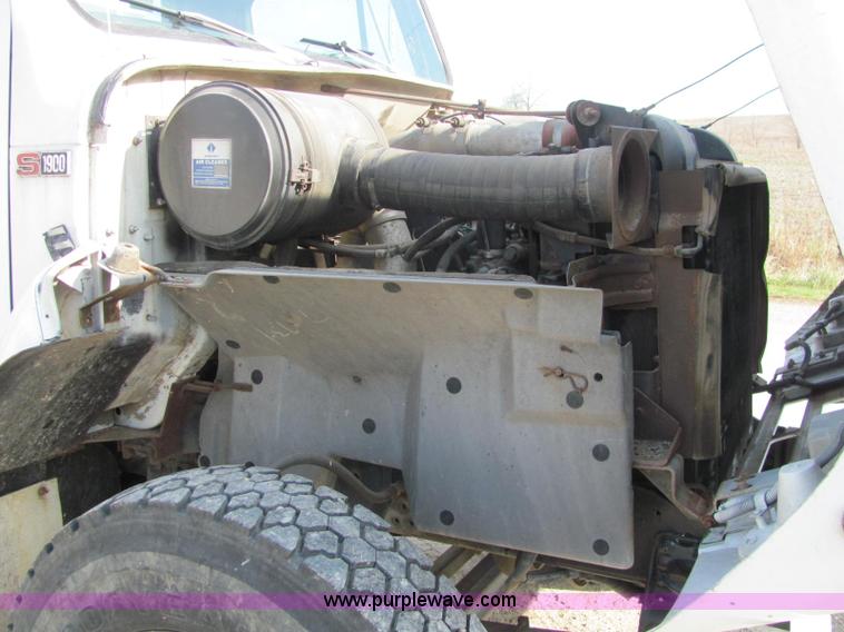 image for item C2988 1989 International S1900 fertilizer tender truck