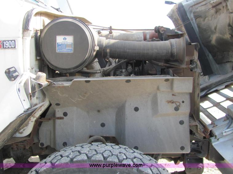 image for item C2988 1989 International S1900 fertilizer tender truck