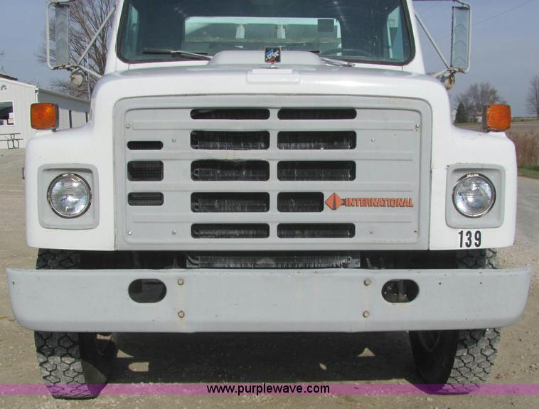 image for item C2988 1989 International S1900 fertilizer tender truck