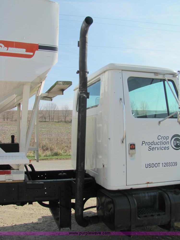 image for item C2988 1989 International S1900 fertilizer tender truck