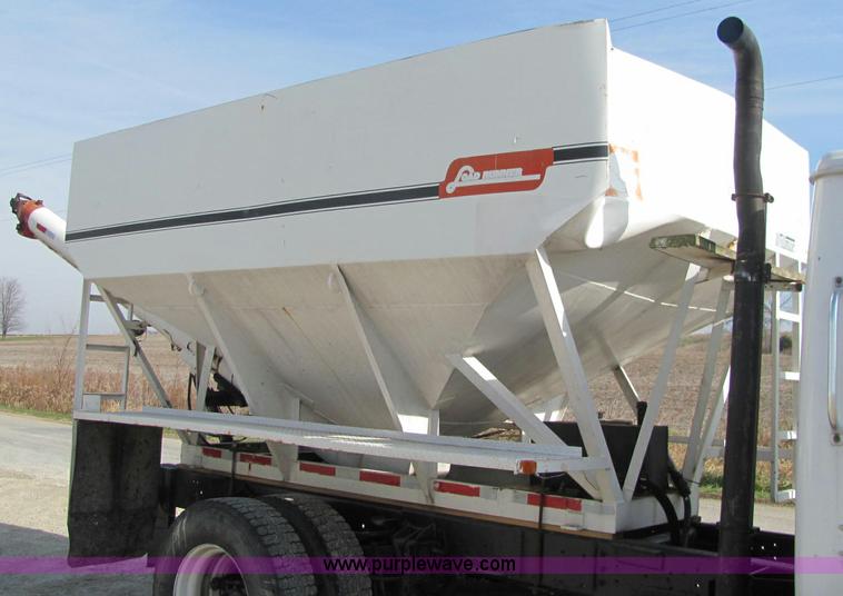 image for item C2988 1989 International S1900 fertilizer tender truck