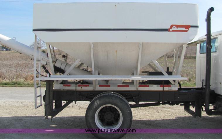 image for item C2988 1989 International S1900 fertilizer tender truck