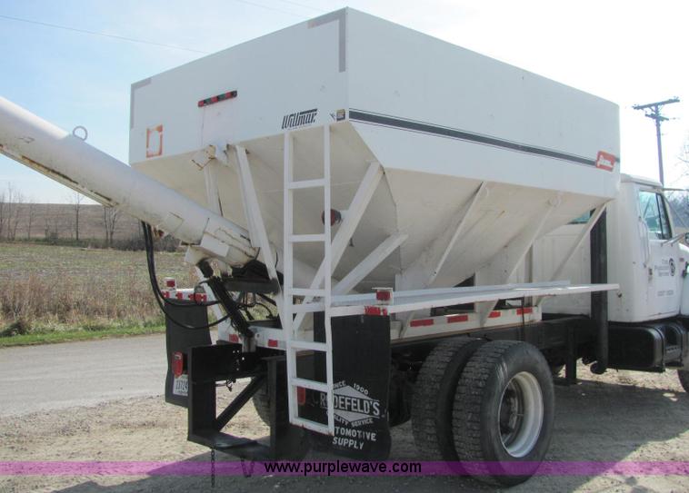 image for item C2988 1989 International S1900 fertilizer tender truck