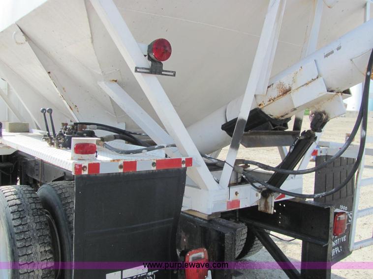 image for item C2988 1989 International S1900 fertilizer tender truck