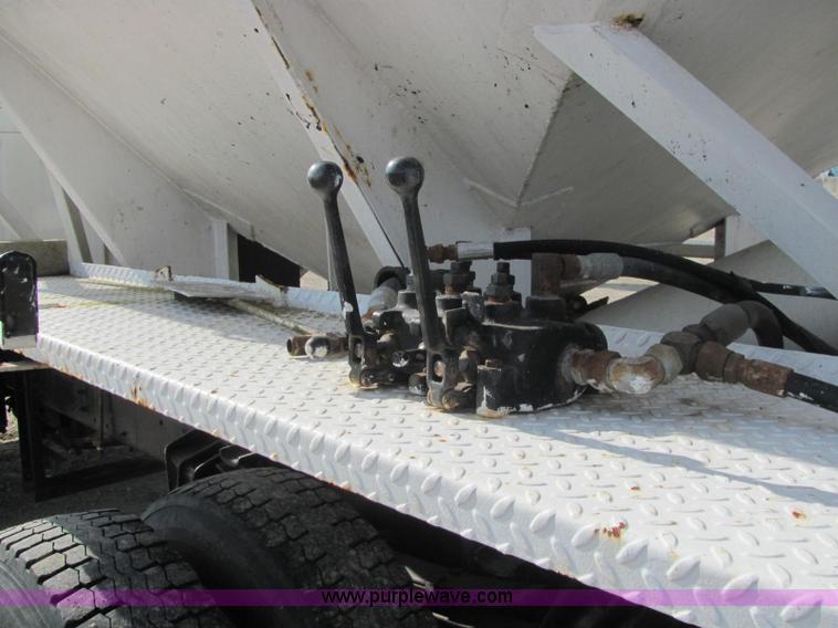 image for item C2988 1989 International S1900 fertilizer tender truck