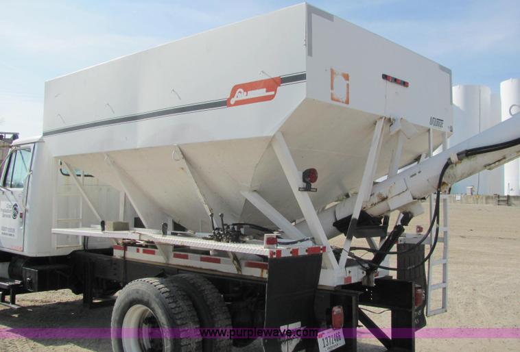image for item C2988 1989 International S1900 fertilizer tender truck