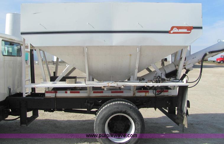 image for item C2988 1989 International S1900 fertilizer tender truck