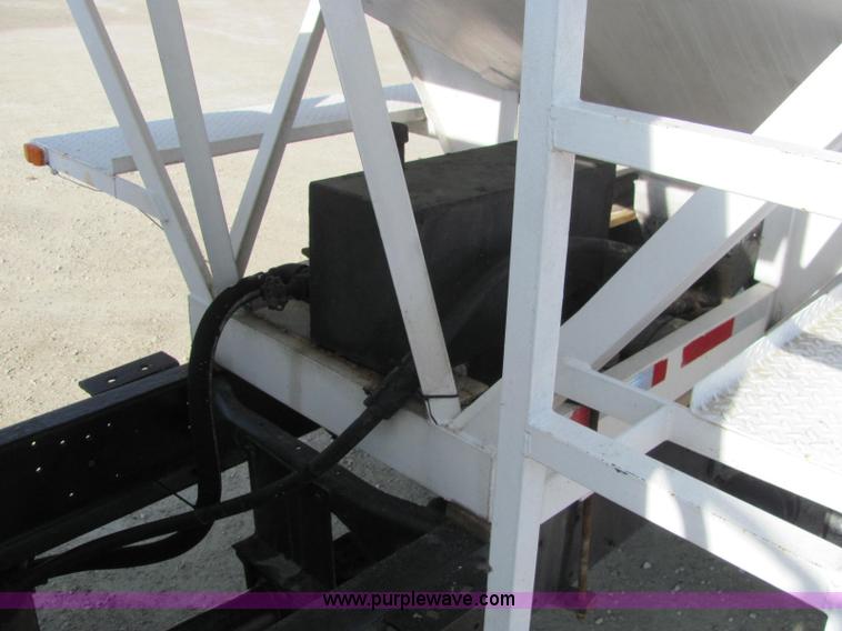 image for item C2988 1989 International S1900 fertilizer tender truck