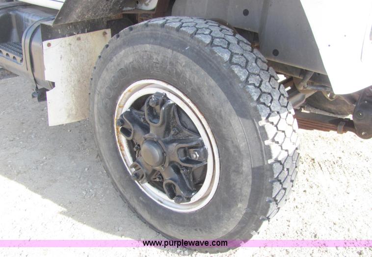 image for item C2988 1989 International S1900 fertilizer tender truck