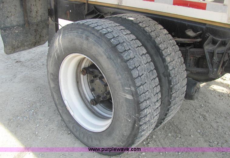 image for item C2988 1989 International S1900 fertilizer tender truck