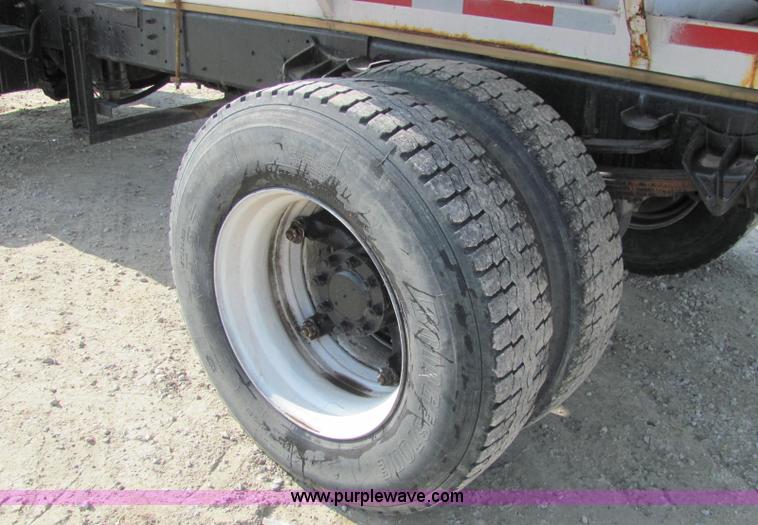 image for item C2988 1989 International S1900 fertilizer tender truck