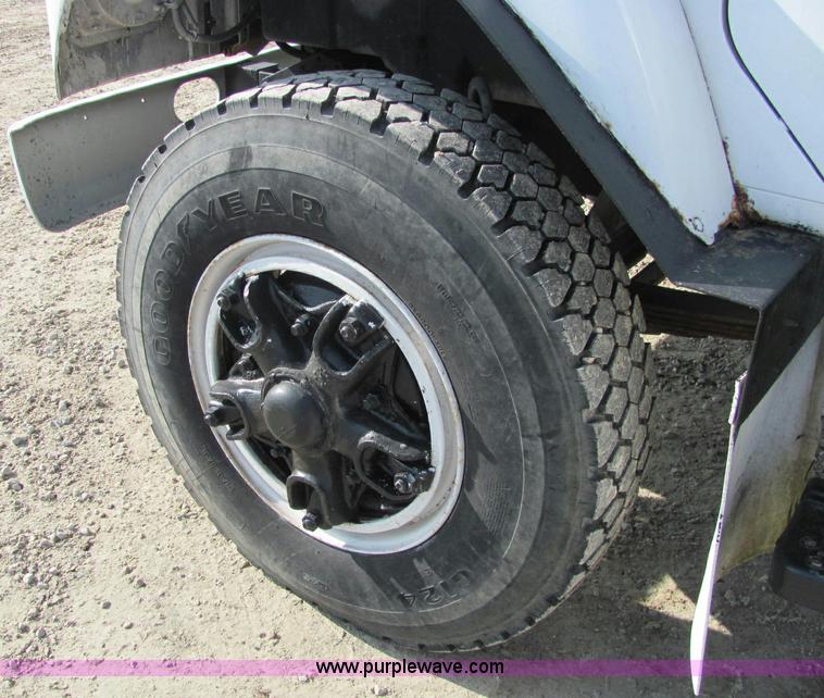 image for item C2988 1989 International S1900 fertilizer tender truck