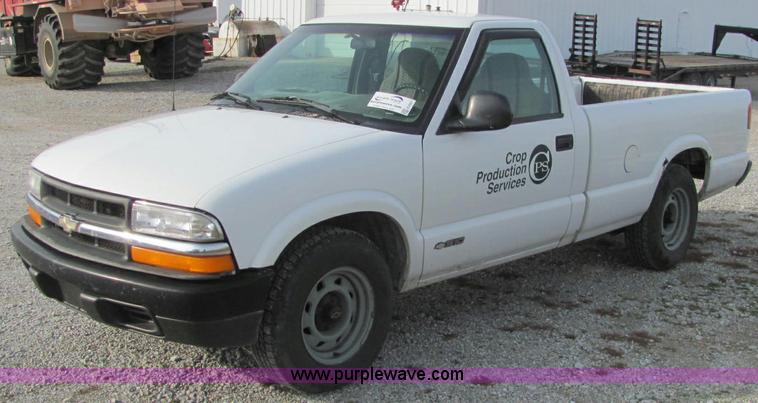 image for item E2501 1998 Chevrolet S10 pickup truck