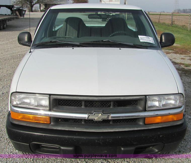 image for item E2501 1998 Chevrolet S10 pickup truck