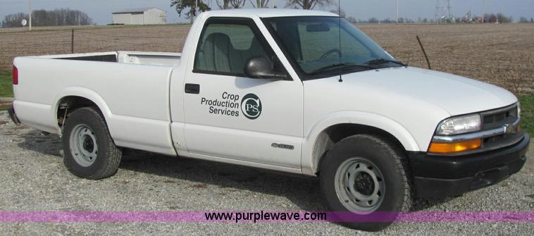 image for item E2501 1998 Chevrolet S10 pickup truck