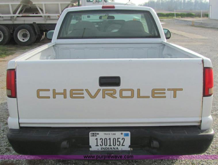 image for item E2501 1998 Chevrolet S10 pickup truck