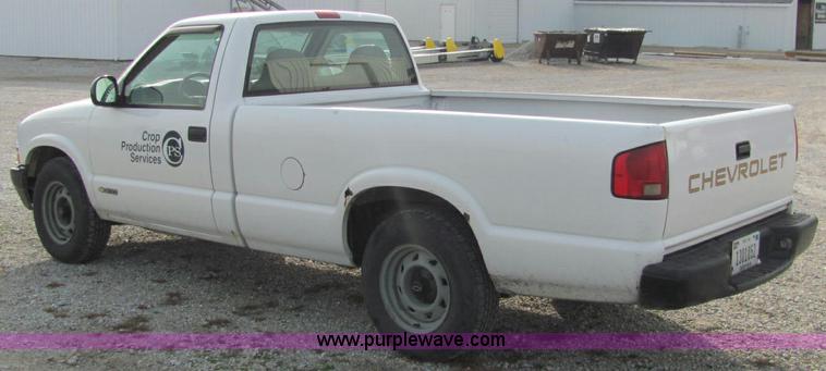 image for item E2501 1998 Chevrolet S10 pickup truck