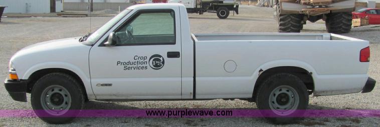 image for item E2501 1998 Chevrolet S10 pickup truck