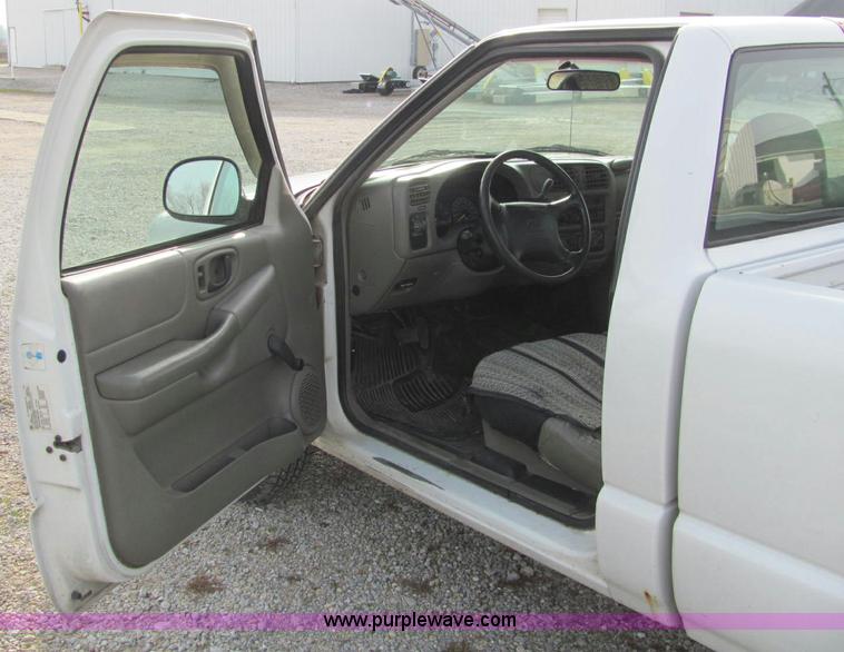 image for item E2501 1998 Chevrolet S10 pickup truck