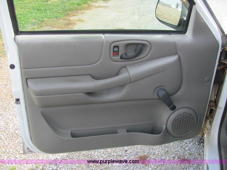 image for item E2501 1998 Chevrolet S10 pickup truck