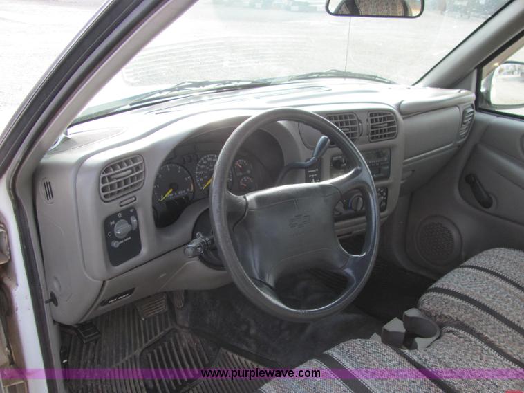image for item E2501 1998 Chevrolet S10 pickup truck