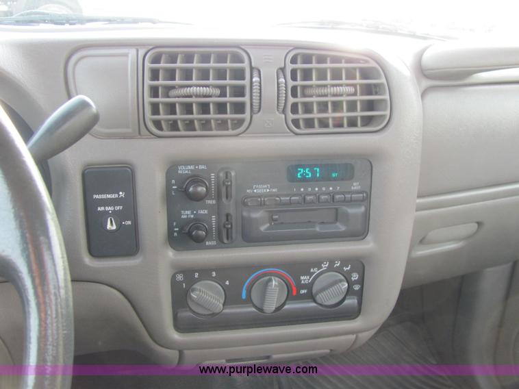 image for item E2501 1998 Chevrolet S10 pickup truck