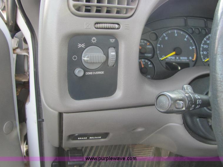 image for item E2501 1998 Chevrolet S10 pickup truck