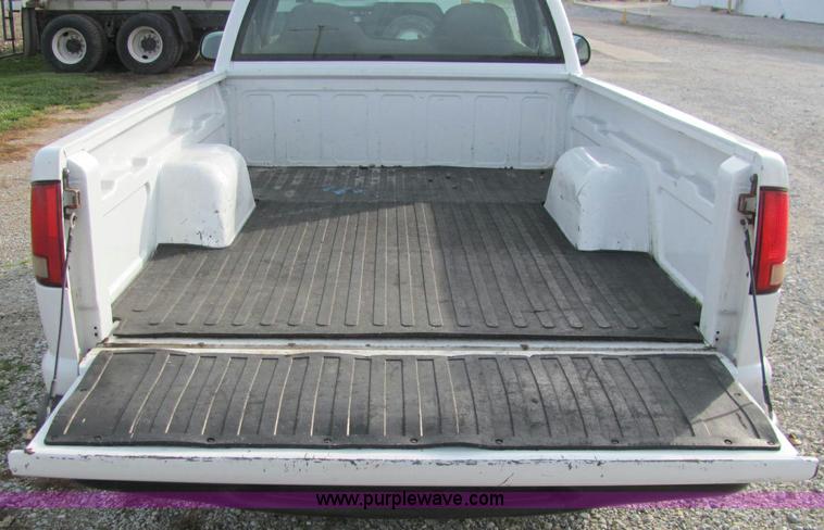image for item E2501 1998 Chevrolet S10 pickup truck