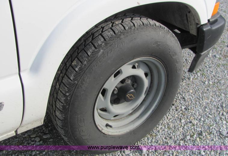 image for item E2501 1998 Chevrolet S10 pickup truck