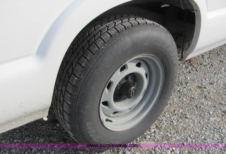 image for item E2501 1998 Chevrolet S10 pickup truck