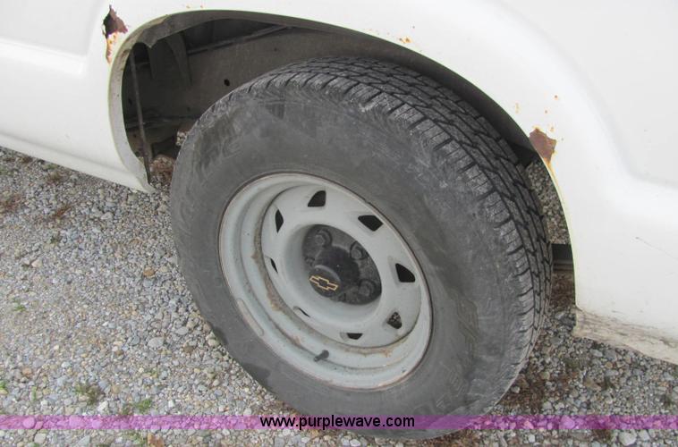 image for item E2501 1998 Chevrolet S10 pickup truck