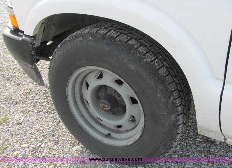 image for item E2501 1998 Chevrolet S10 pickup truck