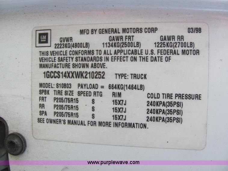 image for item E2501 1998 Chevrolet S10 pickup truck