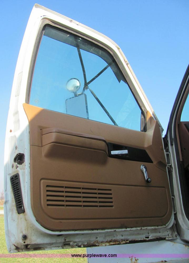 image for item E2507 1993 GMC C7H042 spreader truck