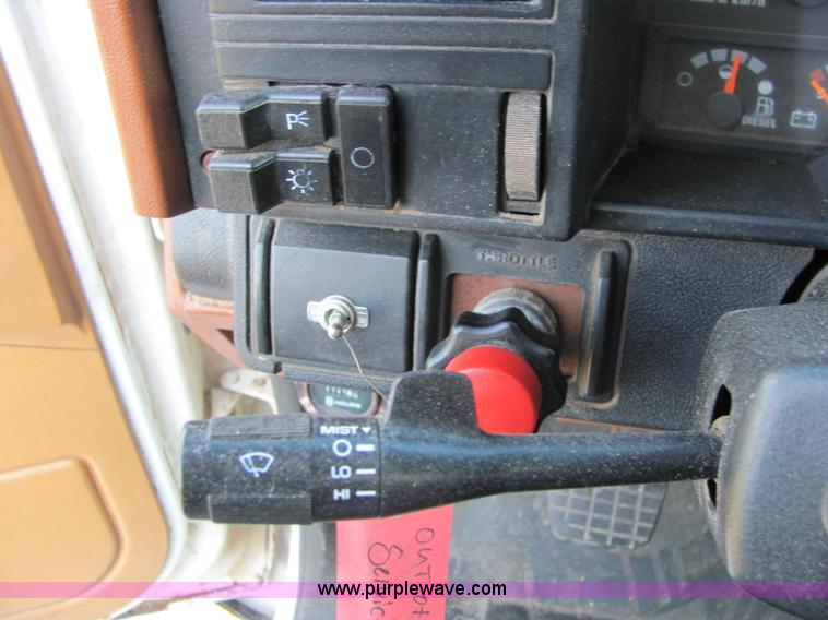 image for item E2507 1993 GMC C7H042 spreader truck