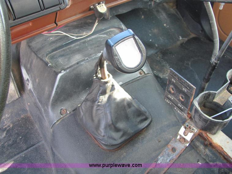 image for item E2507 1993 GMC C7H042 spreader truck