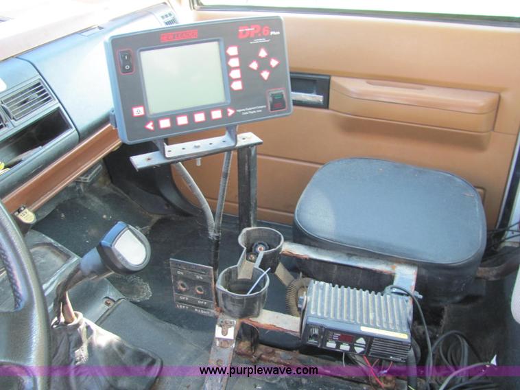 image for item E2507 1993 GMC C7H042 spreader truck